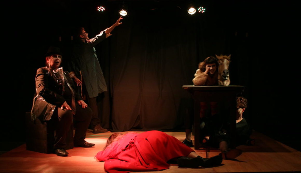 Fernando Barrios. Performance: Efímeras o memorias de la gran fabuladora. Café Ducón, 2018 Montevideo.
